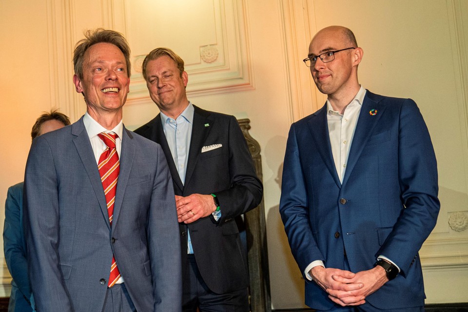 Een blije Frans Bastiaens (links) tijdens de verkiezingsavond, met naast hem Johan Pas (midden) en Gert-Jan Krabbendam. 