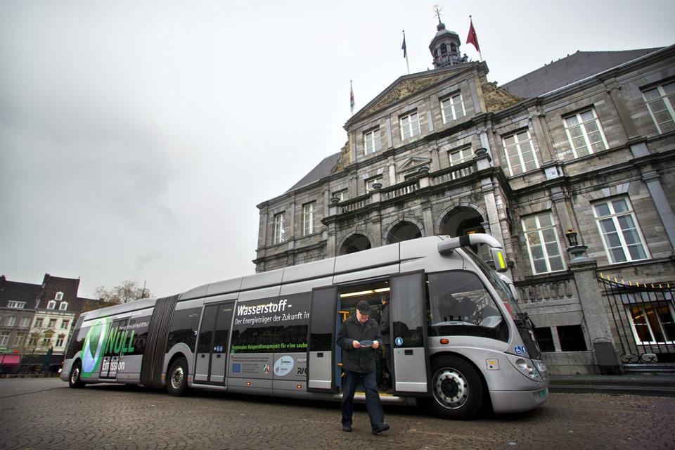 Een bus uit Keulen die rijdt op waterstof op de Maastrichtse Markt. 