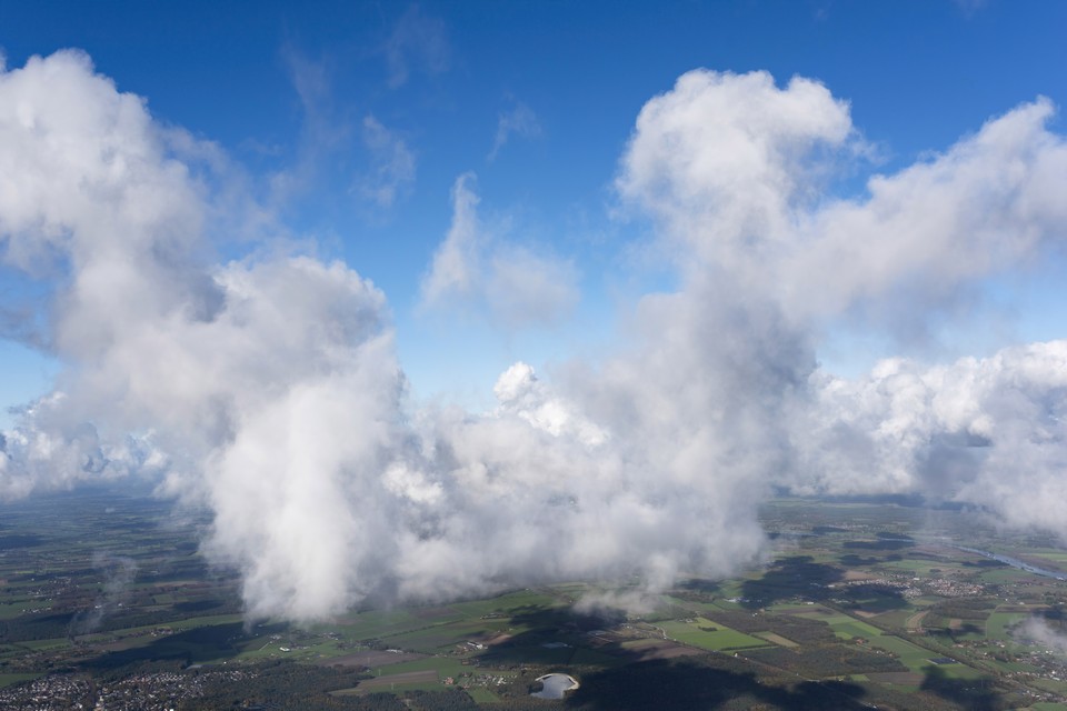 Uit De Bosatlas: wolken op twee kilometer hoogte ten westen van Roermond. 