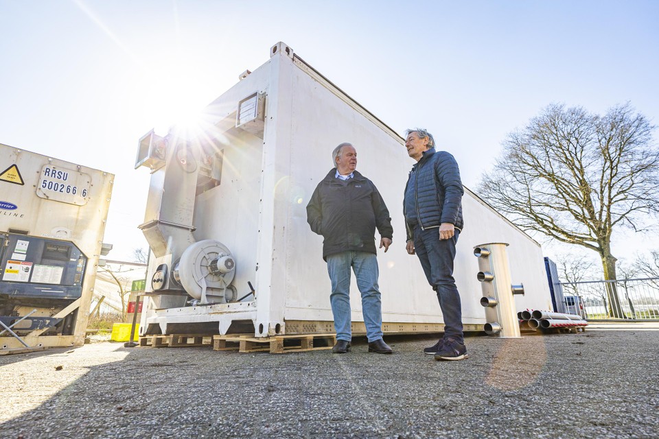 Peter Christiaens (rechts) en Wim Joosten bij hun zelfontwikkelde compostcontainer.