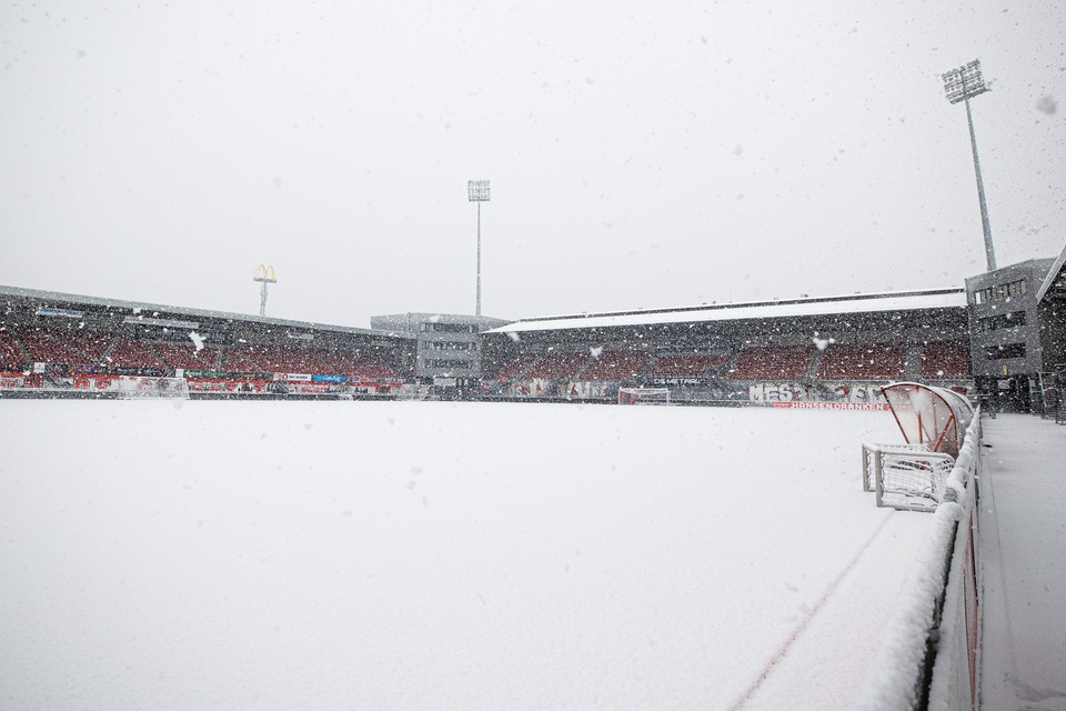Het veld in stadion De Geusselt vrijdagmiddag.