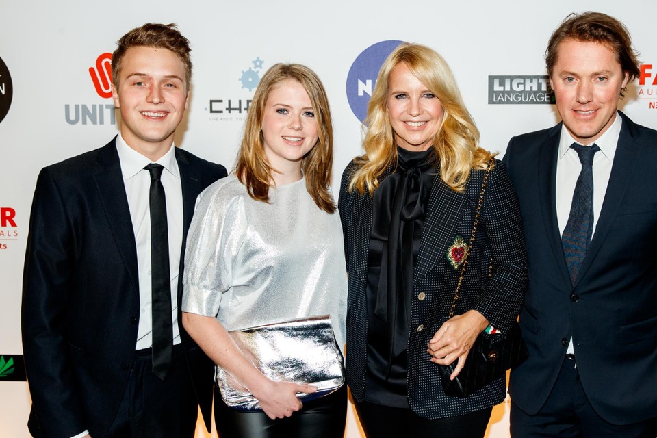 Linda de Mol met haar kinderen en Jeroen Rietbergen in 2017. 