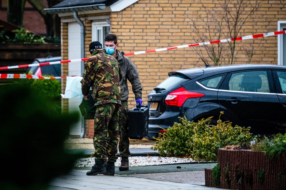 De EOD in actie nadat een misdaadverslaggever van dagblad De Limburger een handgranaat voor zijn voordeur vond.  
