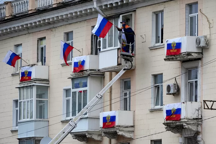 Russische vlaggen aan een appartementencomplex in Loehansk.  