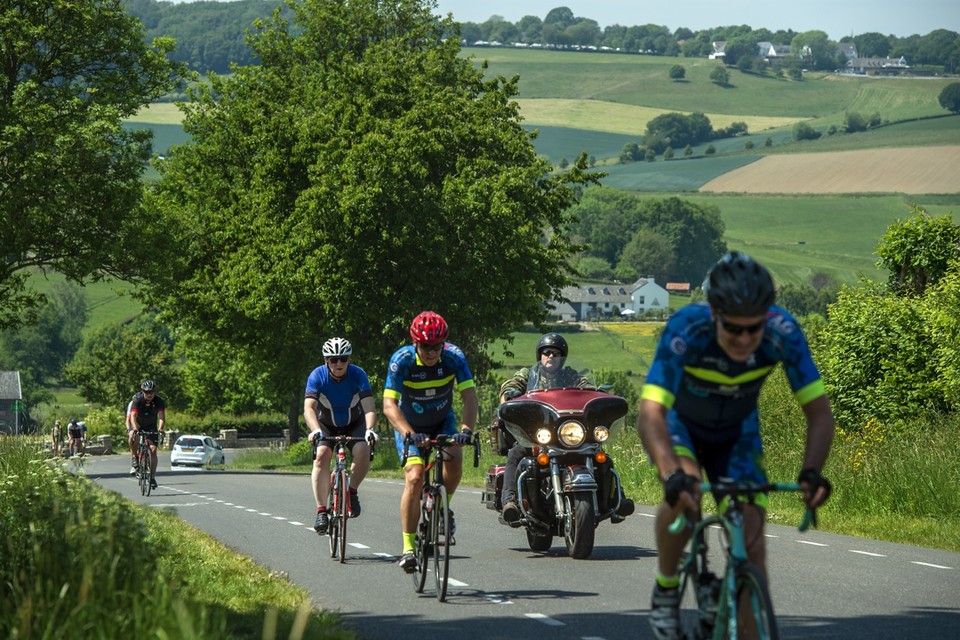 Het landschap heeft een grote aantrekkingskracht op motoren, wielrenners en ander verkeer. 