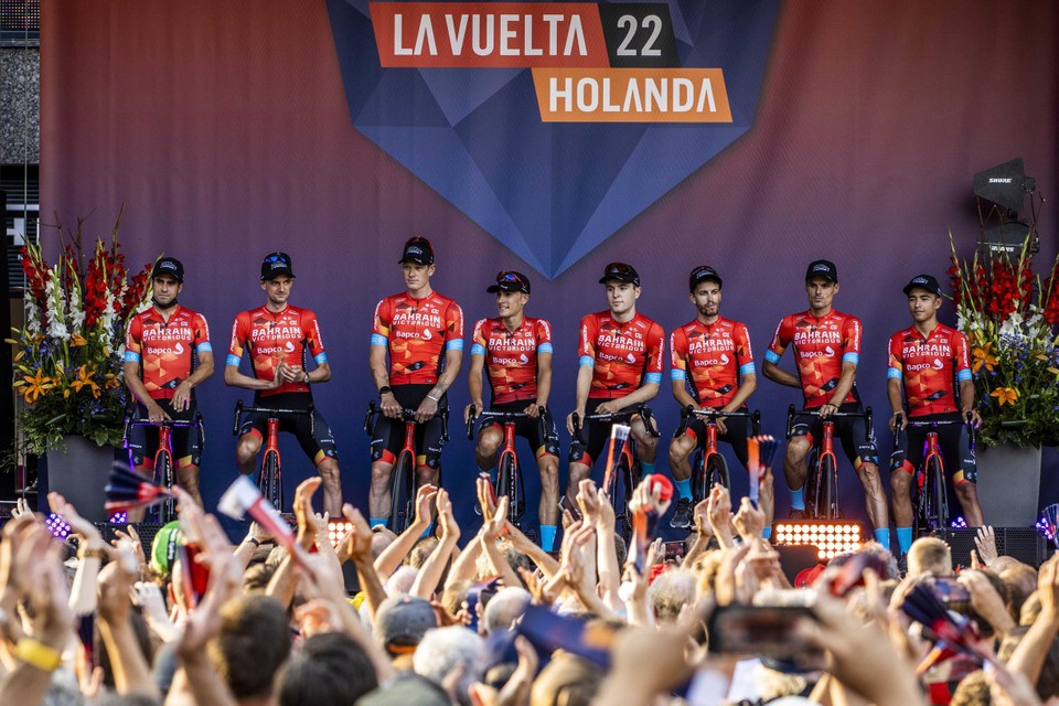 Wout Poels (tweede van links) tijdens de ploegpresentatie van de Vuelta. 
