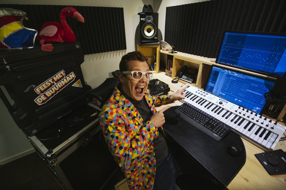 Feest-dj Bryan in zijn eigen muziekstudio aan huis, van waaruit hij  online shows geeft. 