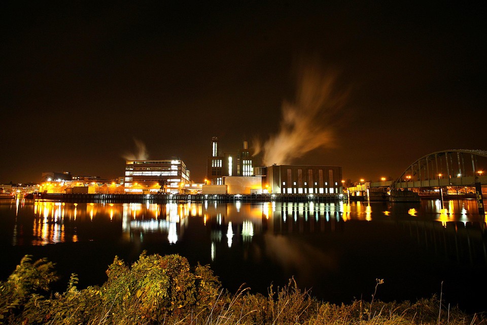 De papierfabriek van Sappi in Maastricht. 