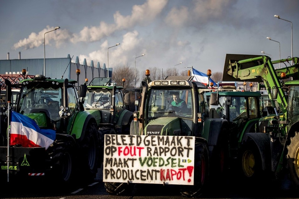 Boze boeren bij de toegangspoorten van Tata Steel. Actievoerende boeren en bouwers protesteren tegen het stikstofbeleid. 