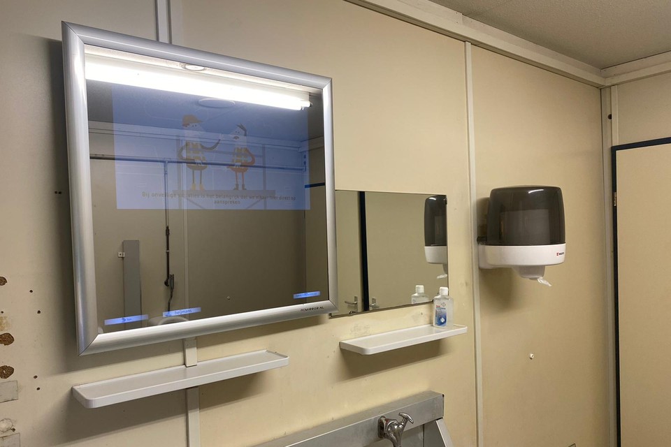 Een ‘slimme’ spiegel in de toiletruimte van een bouwkeet toont  boodschappen over veiligheid op het werk.  