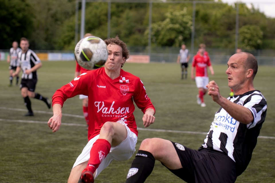 De spelers van DVO en VV Sittard maken zich op voor de derby. 
