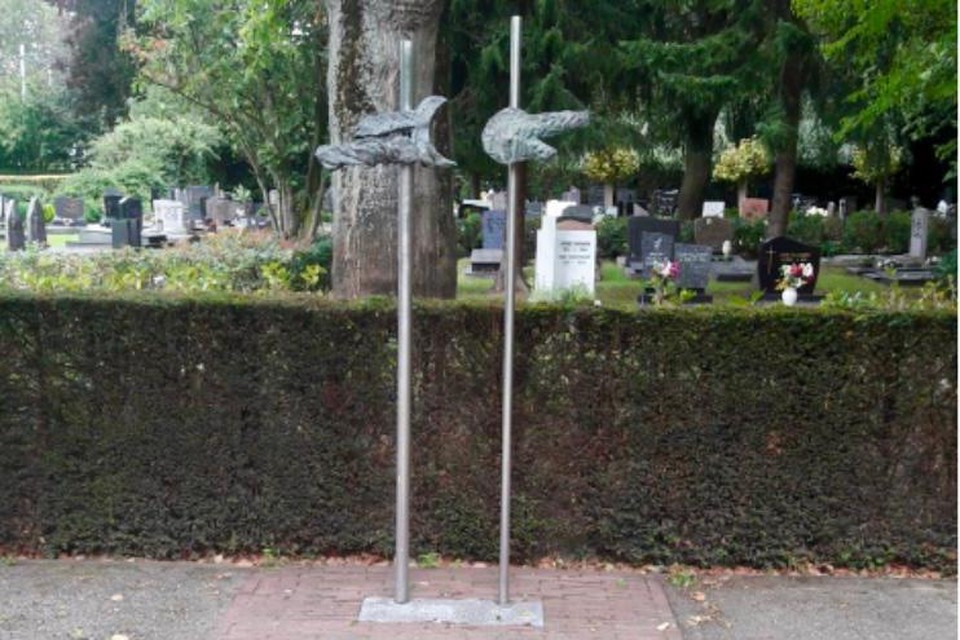 Het gestolen kunstwerk op begraaf- en gedenkpark Vouersveld in Geleen, nog in zijn oude staat.