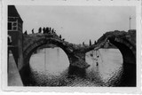 thumbnail: <P>Maastricht, 15 september 1944. Overzicht van de zwaar beschadigde Sint Servaasbrug, die de terugtrekkende Duitsers hadden geprobeerd op te blazen. Door een onderschatting van de constructiesterkte is dit niet gelukt. </P>