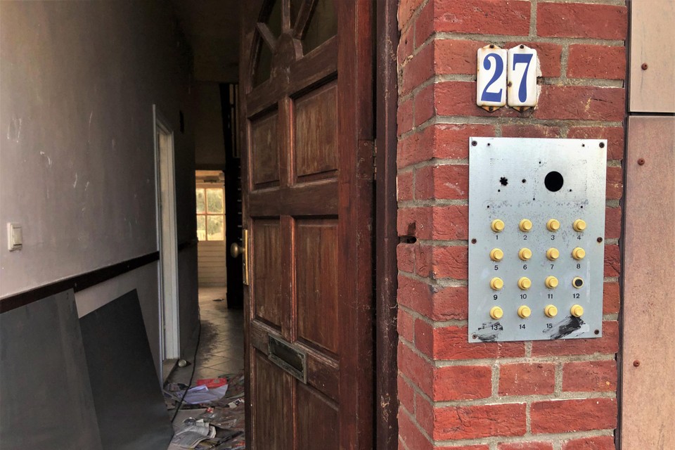De grote hoeveelheid deurbellen verwijzen naar de vele personen die ooit in de huizen hebben vertoefd. 