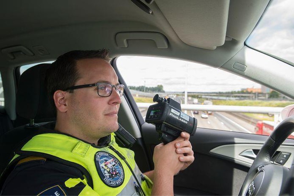 Archiefbeeld van een snelheidscontrole door de politie op de A16. Vanaf 2022 gaat de politie meer werk maken van de aanpak van hardrijders. 
