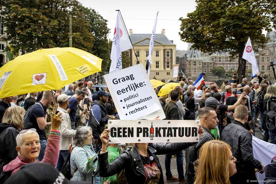 Uitingen van complotdenken op een demonstratie tegen het coronabeleid in Den Haag. 
