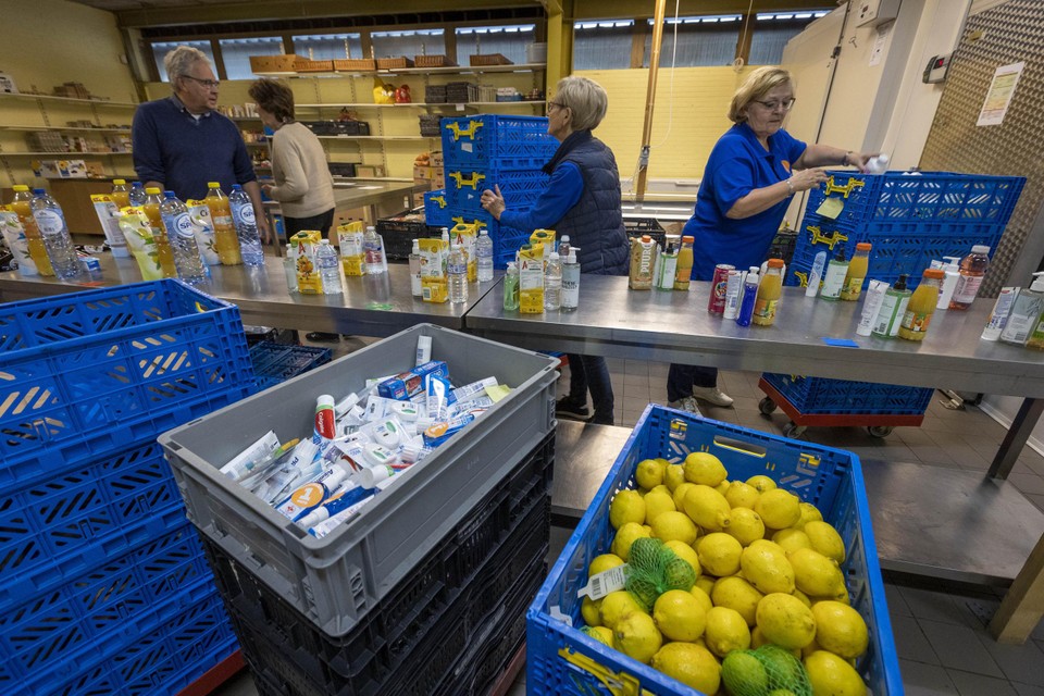Vrijwilligers van de Voedselbank Weert bij het samenstellen van pakketten boodschappen in 2023.