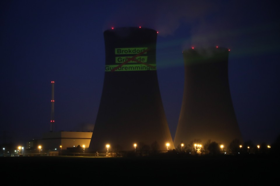 Greenpeace hing donderdag spandoeken op de koeltoren van de kerncentrale in Grohnde 