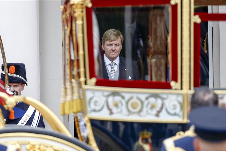 De Glazen Koets met koning Willem-Alexander en koningin Maxima vertrekt vanaf Paleis Noordeinde.