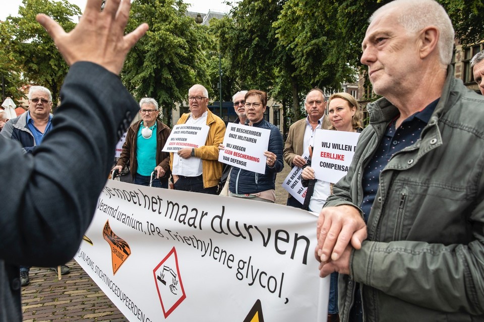 Oud-medewerkers van defensielocaties in Brunssum en Eygelshoven demonstreerden woensdagmiddag op het Plein in Den Haag.  