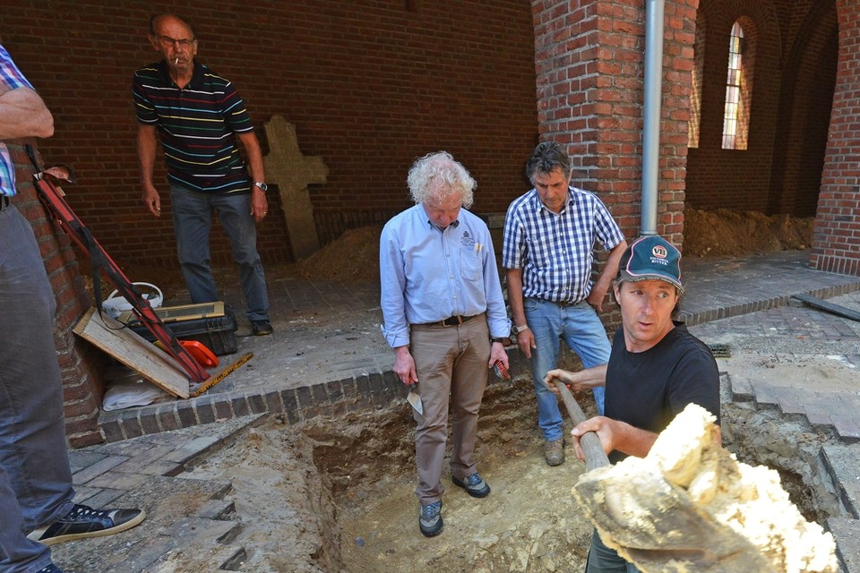 Komende zaterdag graaft Xavier van Dijk verder om de hoeken van de oude toren vast te stellen.