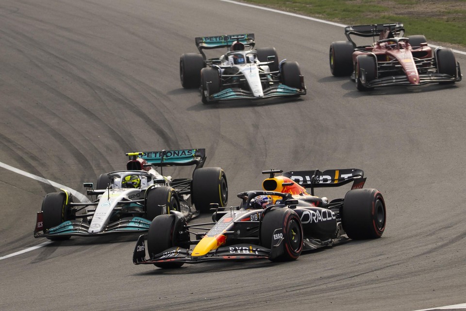 Max Verstappen passeert Lewis Hamilton tijdens GP Zandvoort op 4 september 2022.  