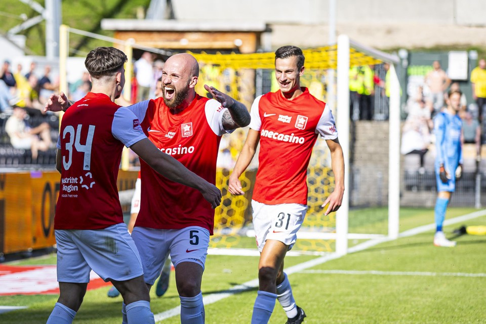 Lars Schenk, Bryan Smeets en Marko Kleinen (vlnr) vieren een van de drie Maastrichtse goals voor MVV tijdens de eerste speeldag van dit seizoen. MVV versloeg toen in De Koel VVV met 3-1.