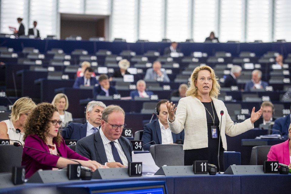 Esther de Lange spreekt in het Europees Parlement.