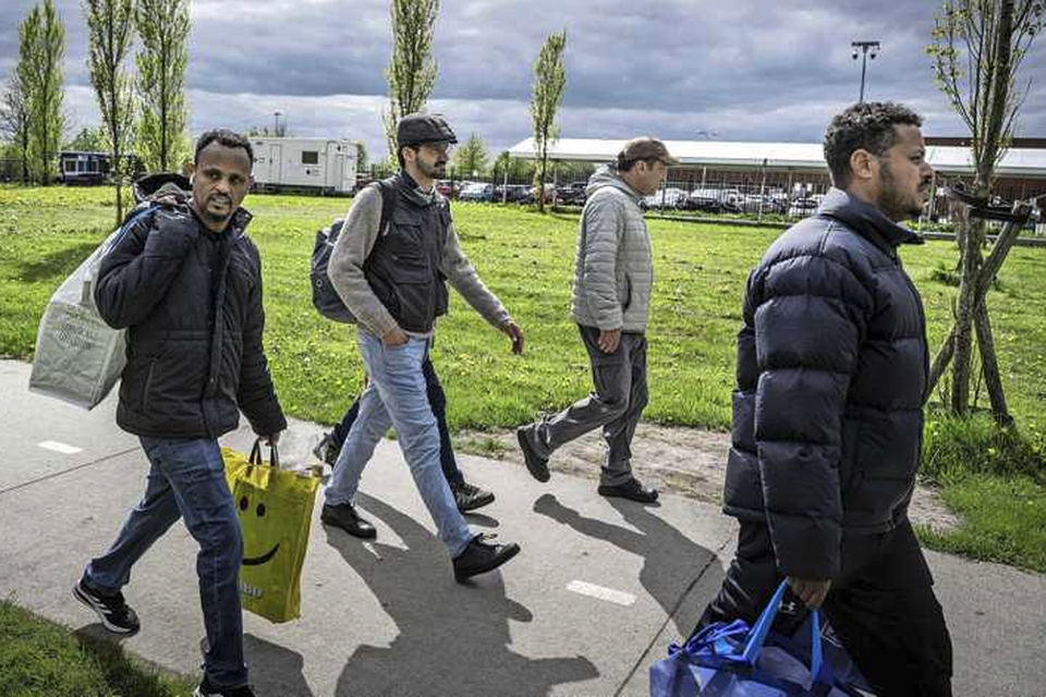 Vluchtelingen rondom het aanmeldcentrum in Ter Apel.
