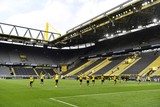 thumbnail: <P>Borussia Dortmund viert de 4-0 overwinning op Schalke 0-4 in een leeg stadion</P>