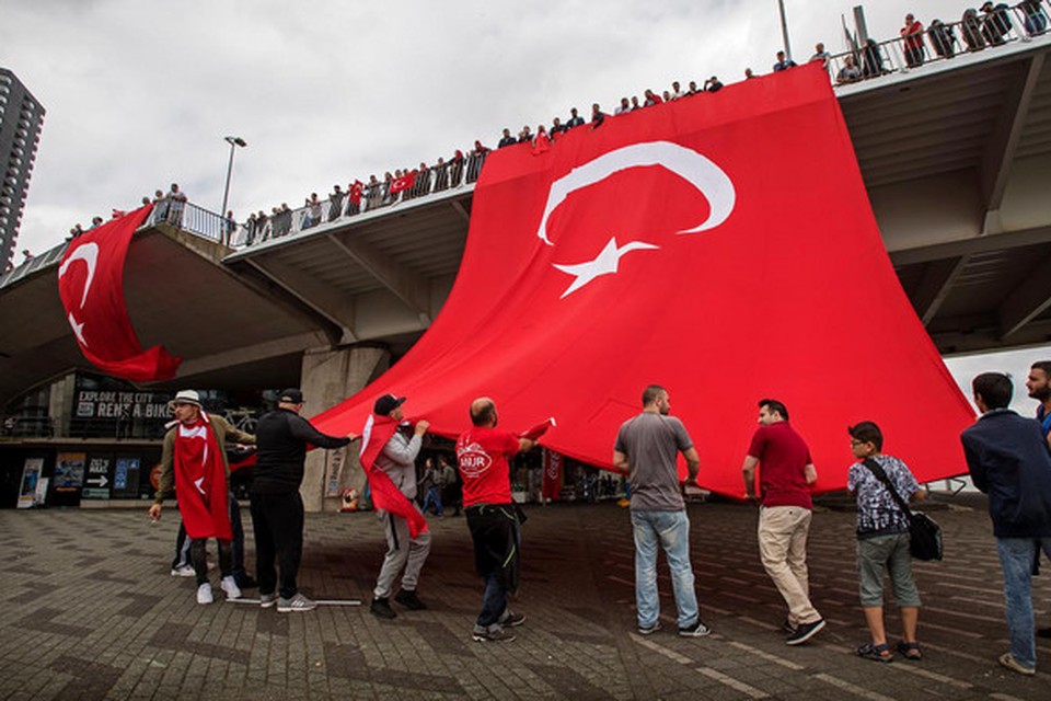 Turken protesteren in Rotterdam tegen de mislukte staatsgreep.