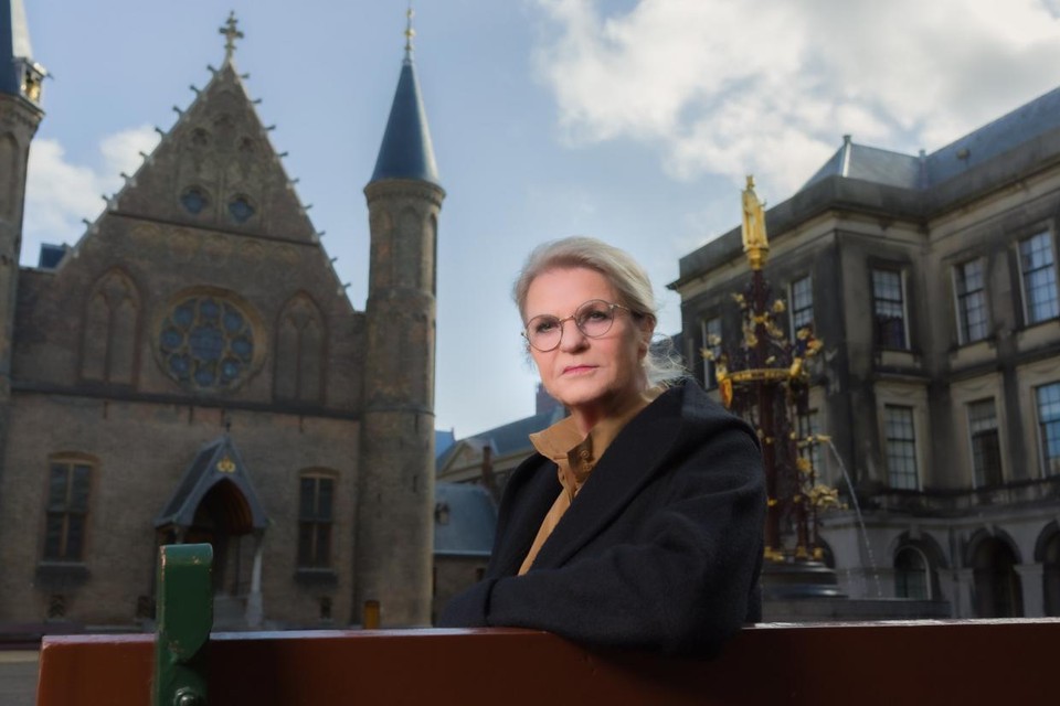 Presentatrice Wouke van Scherrenburg, op het Binnenhof, waar gravin Jacoba van Beieren ooit woonde boven de Ridderzaal: „Ze hoort hier, in het machtscentrum van de politiek. Chapeau, Jacoba.” 