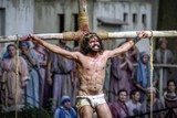 thumbnail: De Marokkaanse Jezus, Abbie Chalgoum, aan het kruis. 