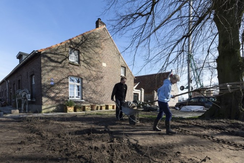 Veronika Jong bij de Heykeshoeve die in 2018 met subsidie van de provincie voor acht ton werd gerenoveerd. 