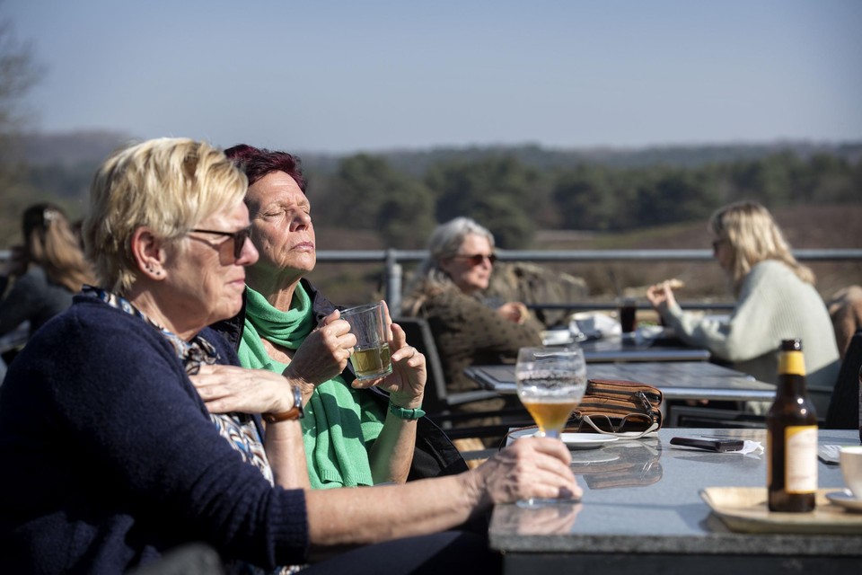 Genieten op het terras bij de Schaapskooi in Heerlen. 