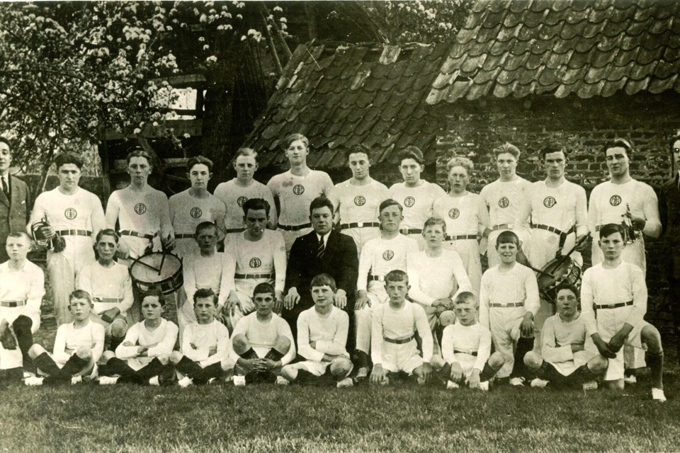Groepsfoto uit de vroege jaren van R.K. Gymnastiekvereniging Olympia. 
