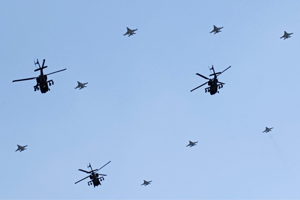 Foto ter illustratie: Apaches en F-16’s. 