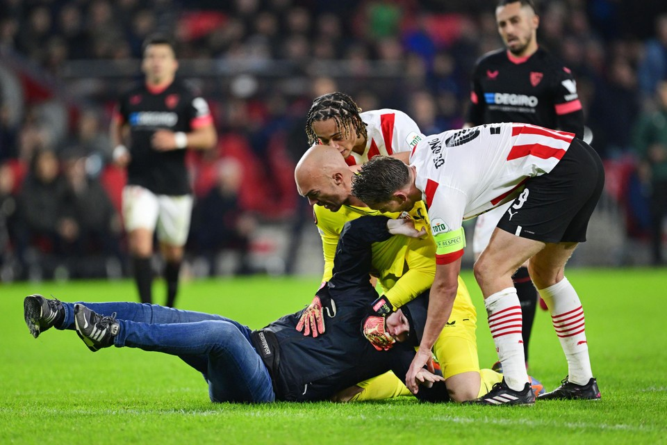 Sevilla-doelman Marko Dmitrović krijgt een klap van Dylano K.