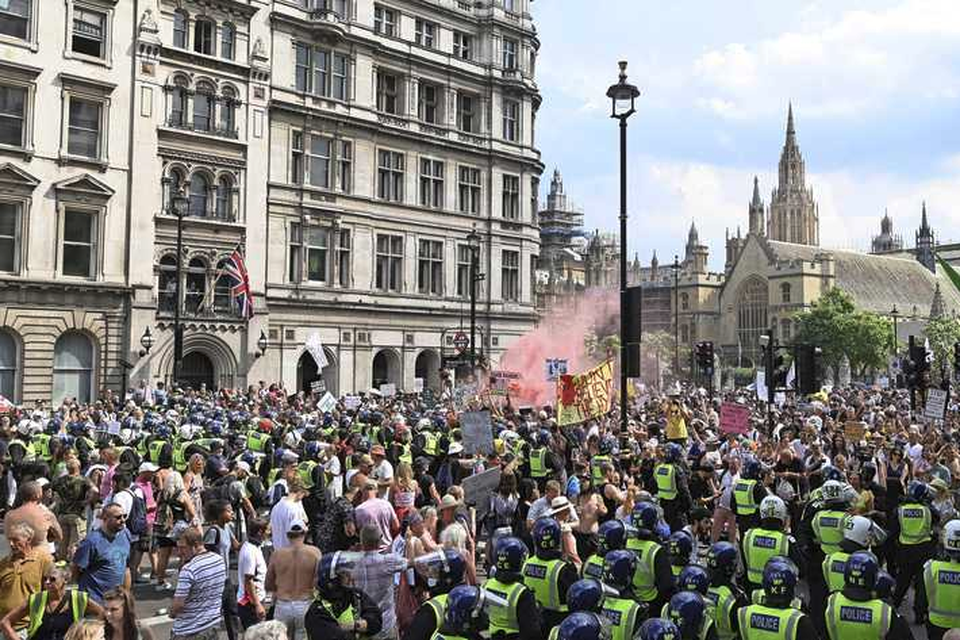 Niet alleen togen groepen Britten maandag weer naar Parliament square in London, maar ook prominente wetenschappers en rechters keren zich tegen het plan van Boris Johnson. 