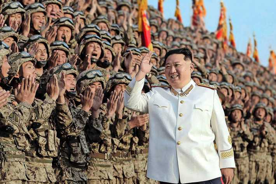 Kim Jong-un, in een wit generalissimo jasje, inspecteert een eenheid van het Noord-Koreaanse leger.  