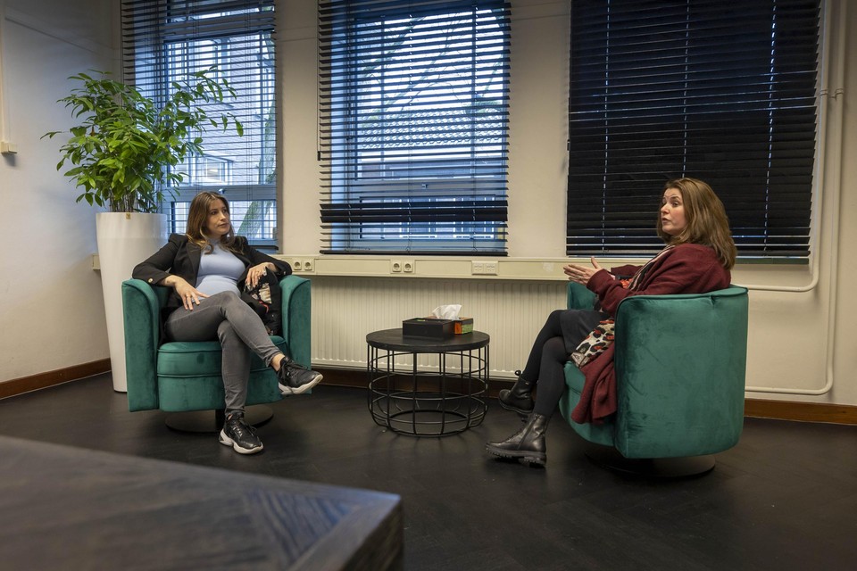 Voedingsdeskundige Marisa Bax van Food &amp; Lifestyle (links) en medewerker Natasha van de Waarsenburg van MediPsy in een behandelkamer in de voormalige Van Hornekazerne in Weert.