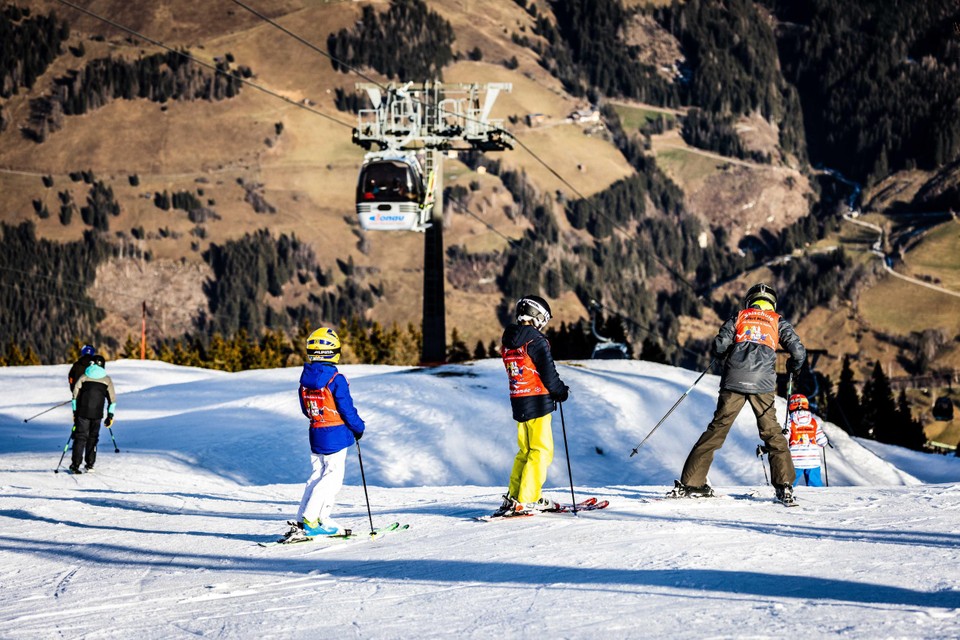 Skiërs op de pistes van skioord Rauris in de Oostenrijkse deelstaat Salzburgerland.
