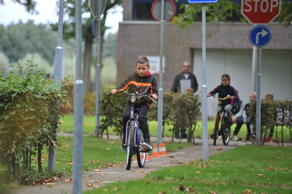 Op het fietsparcours worden de verkeersregels geoefend. 