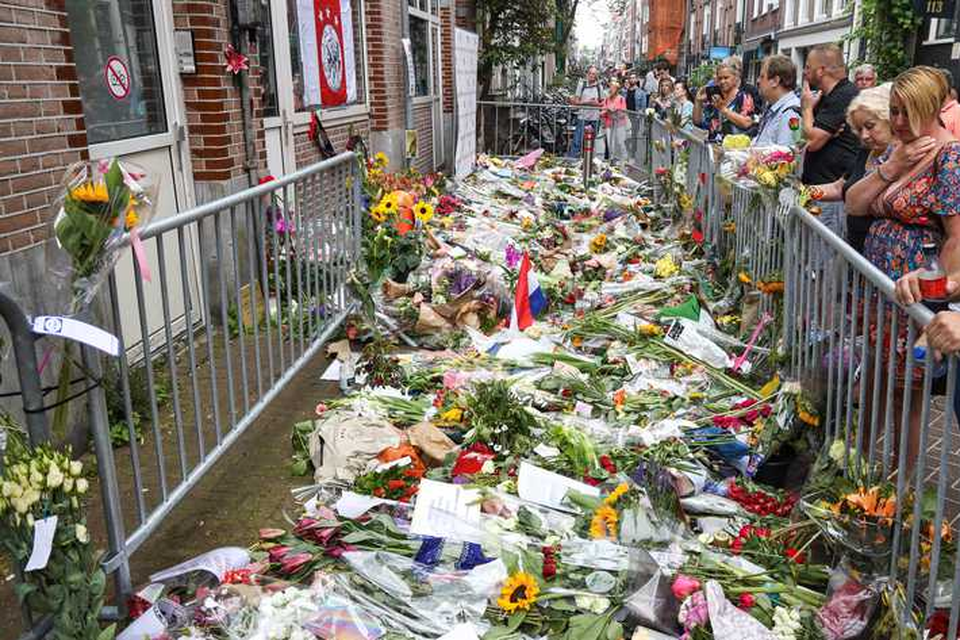 Mensen rouwen om misdaadverslaggever Peter R. de Vries die op 6 juli is neergeschoten in de Lange Leidsedwarsstraat. 
