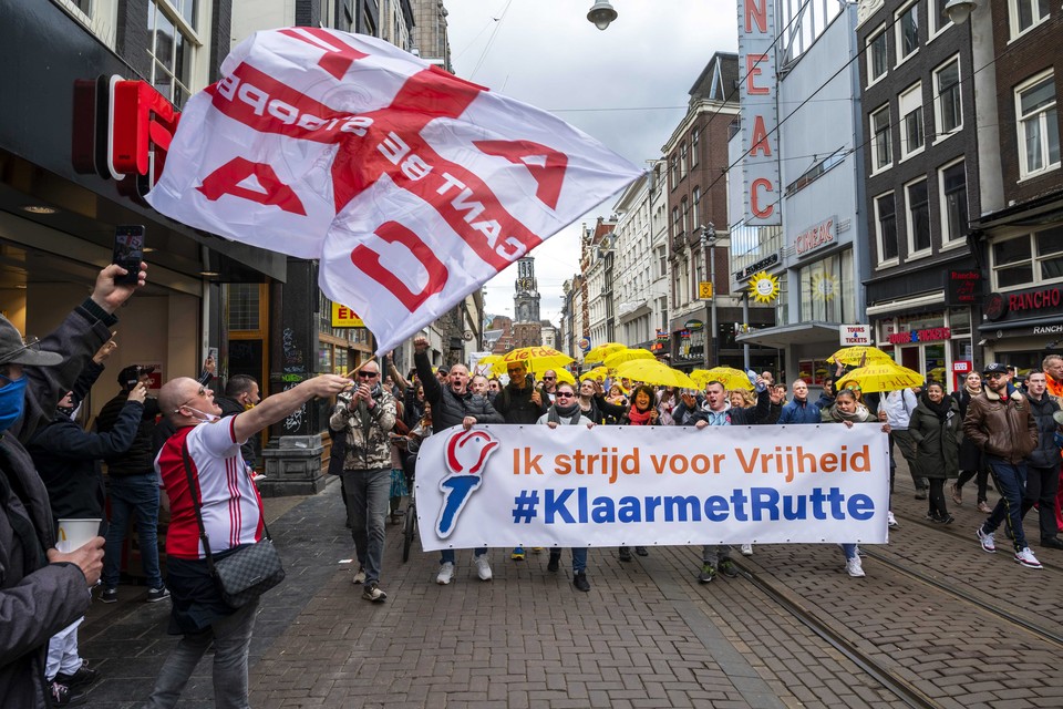 Protestmars in Amsterdam tegen de coronamaatregelen, zondag 2 mei. 