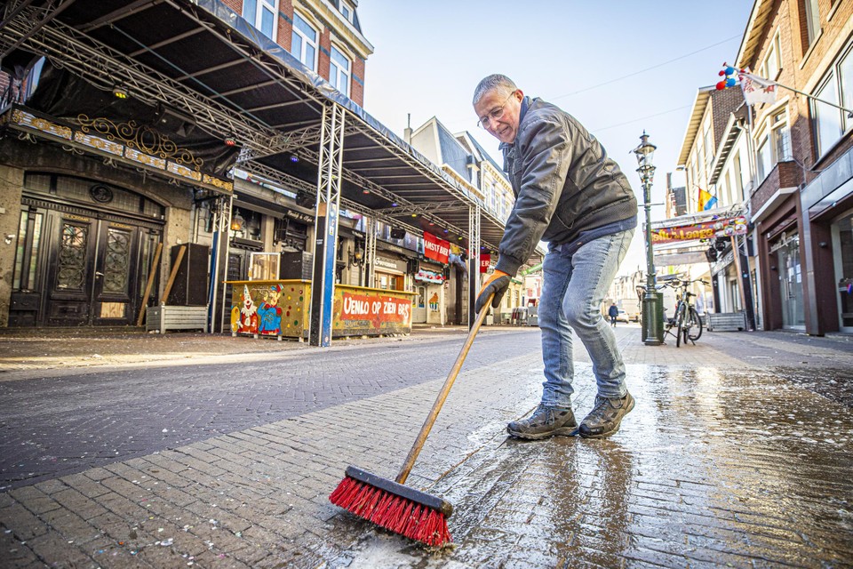 De laatste restanten van het eerste carnavalsfeest sinds corona worden op de Parade in Venlo weggeveegd. 