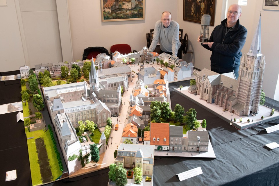 Bert Senden (r.) met Jack Bukkems bij hun miniatuurwerken, met het model van de watertoren van Staatsmijn Maurits in handen.