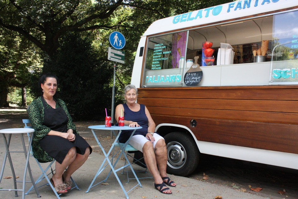 Patty van de ijskraam (links) en Mitty Willems.