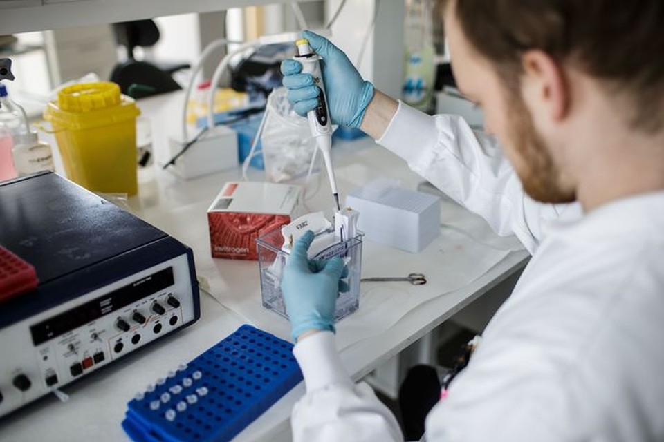Een Deense wetenschapper onderzoekt een vaccin. 