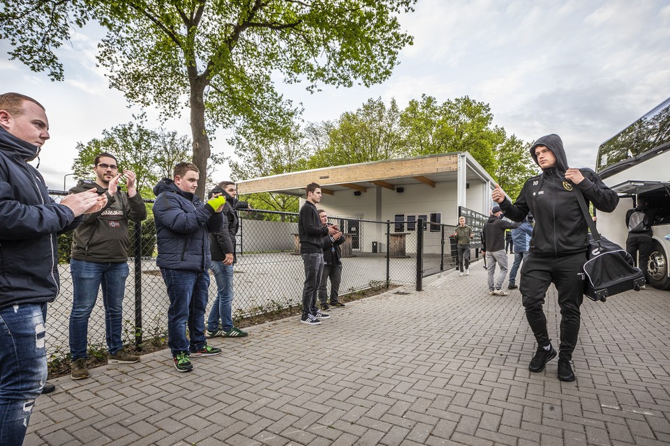 Vito van Crooij en andere spelers van VVV Venlo, zojuist gedegradeerd uit de eredivisie, worden door een handjevol supporters ontvangen bij terugkomst in Venlo.  